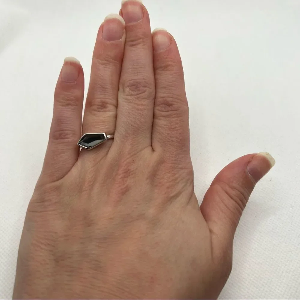 Geometric faceted jewel ring on a silver tone band - 6.5
